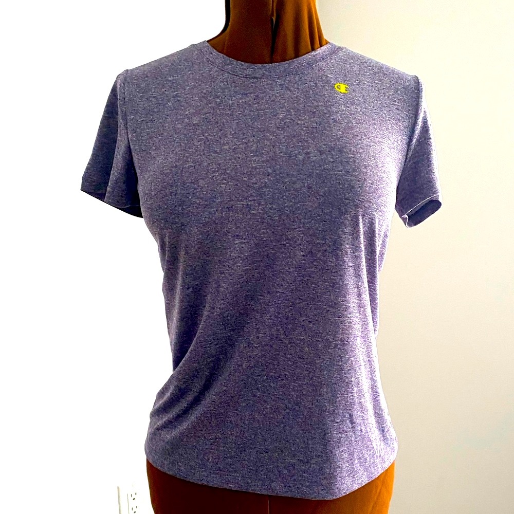💜CHAMPION💜 T-Shirt in purple. Size medium.